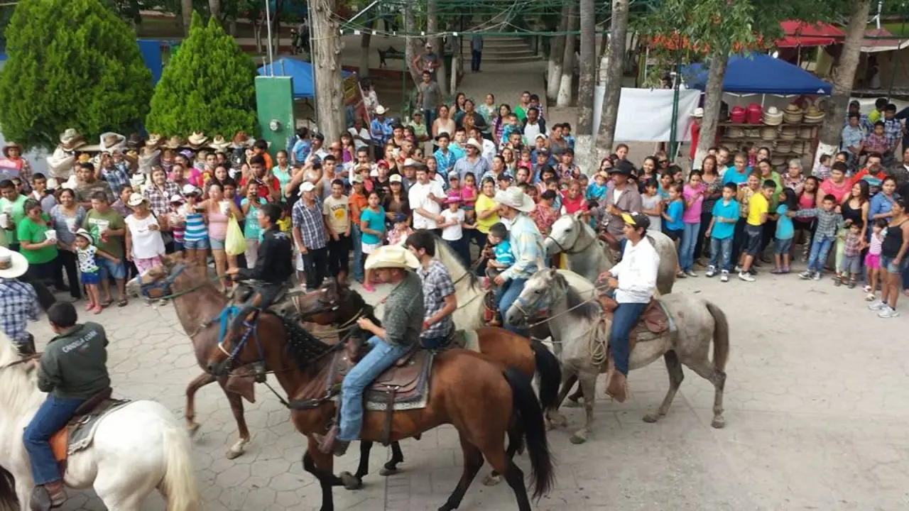 Cabalgata en honor a los festejos del Santo Cristo de la Capilla en Candela / Foto: Fiestas Candela Coahuila