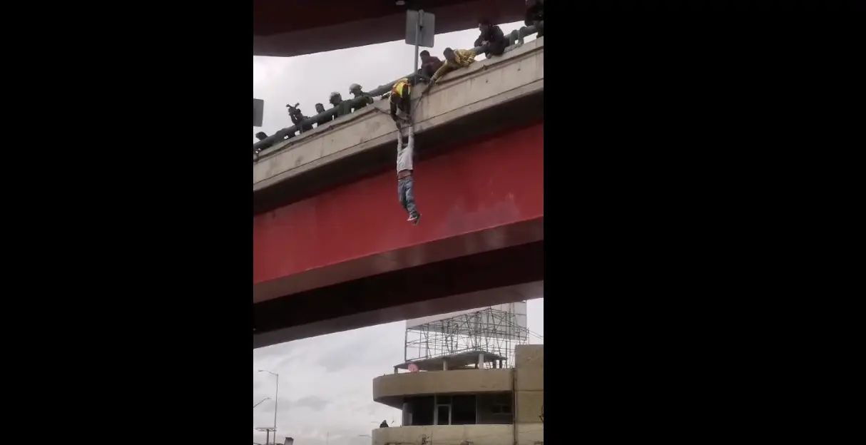 Hombre se lanza del distribuidor el Sarape. Captura de pantalla de Posta Coahuila.