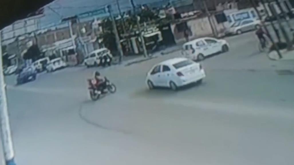 VIDEO: Automóvil y motocicleta chocan en transitado crucero de Durango