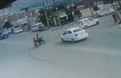 VIDEO: Automóvil y motocicleta chocan en transitado crucero de Durango