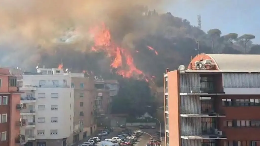 Fuerte incendio en Roma provoca desalojo masivo de viviendas