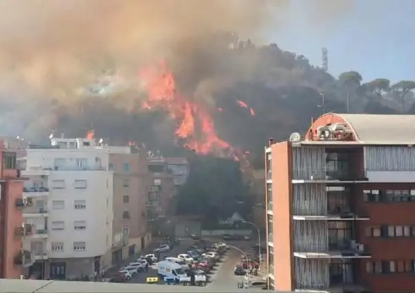 Fuerte incendio en Roma provoca desalojo masivo de viviendas