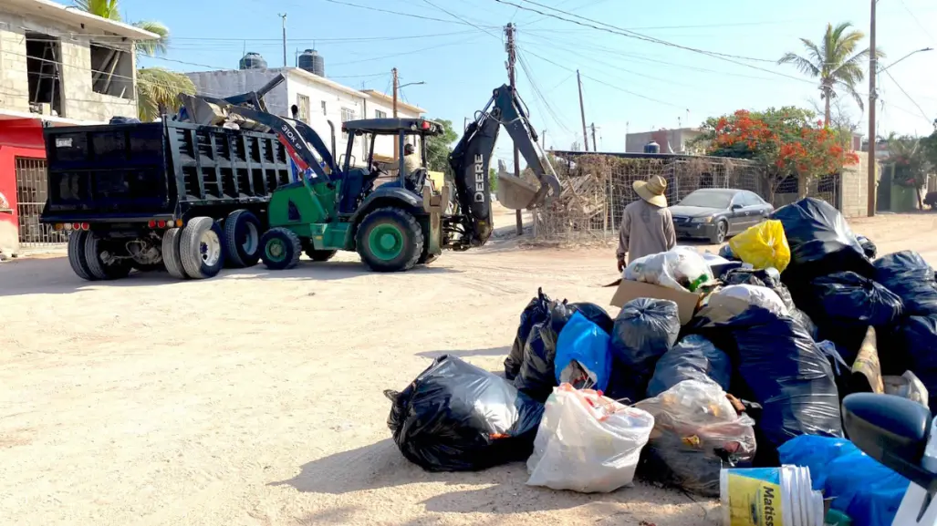 Retiran cerros de basura acumulada de las calles de Los Cabos