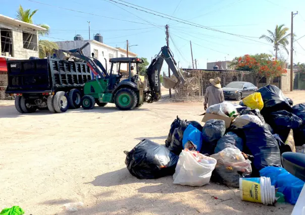 Retiran cerros de basura acumulada de las calles de Los Cabos