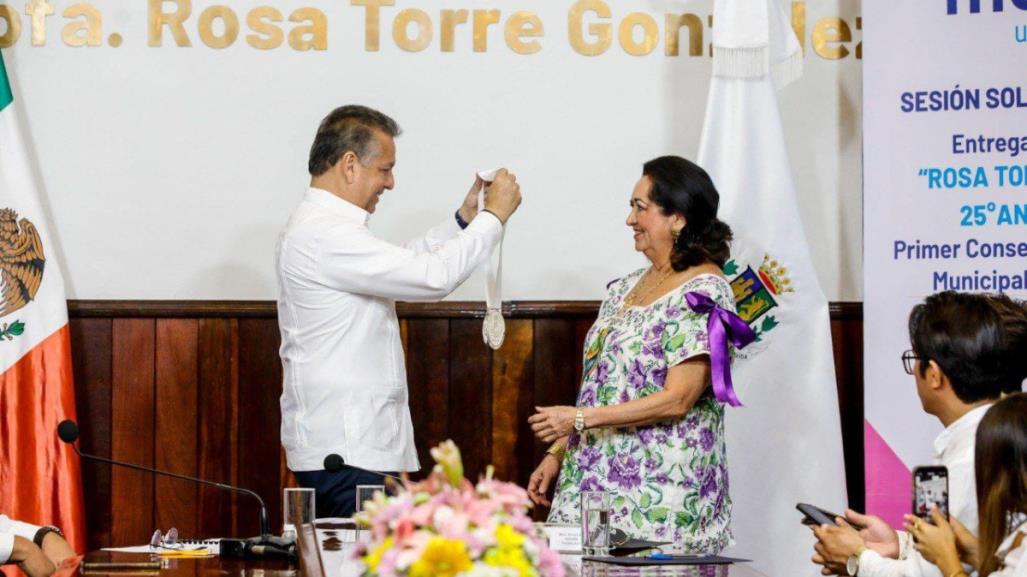 Silvia López Escoffié recibe la primera Medalla Rosa Torre González en Mérida