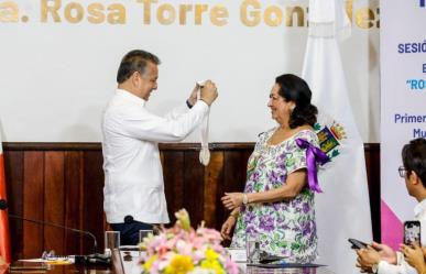 Silvia López Escoffié recibe la primera Medalla Rosa Torre González en Mérida