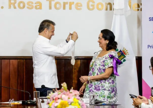 Silvia López Escoffié recibe la primera Medalla Rosa Torre González en Mérida