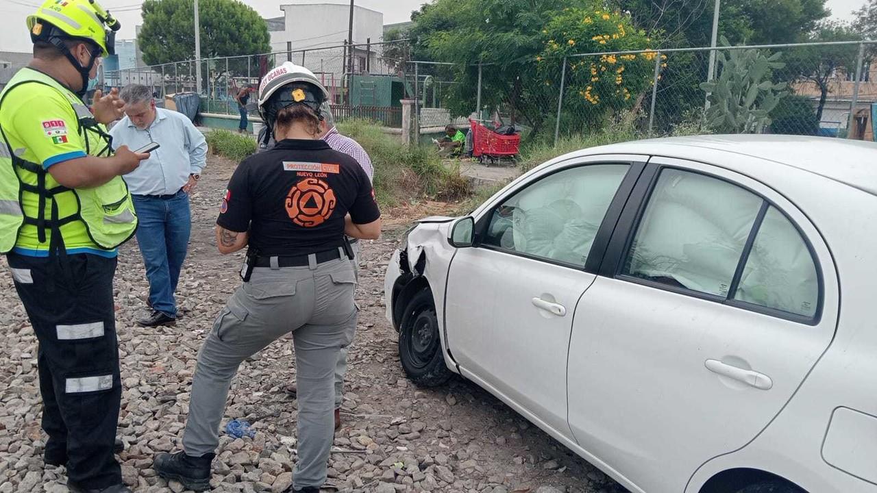 Tren impacta a un vehículo March en Monterrey. Foto. PC NL