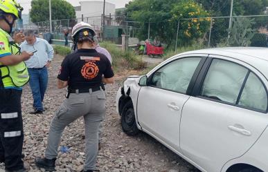 Tren impacta vehículo March en Monterrey