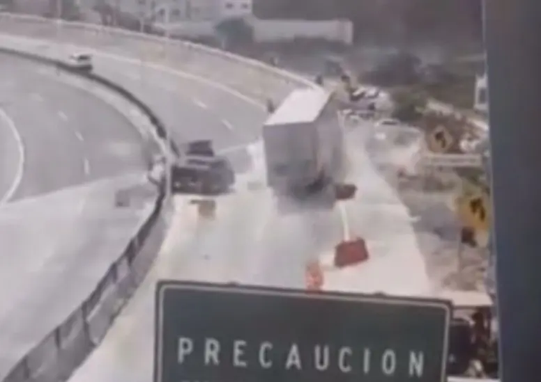 El accidente ocurrido con un camión de carga en la autopista Saltillo-Monterrey. Foto: Archivo/POSTA mx.