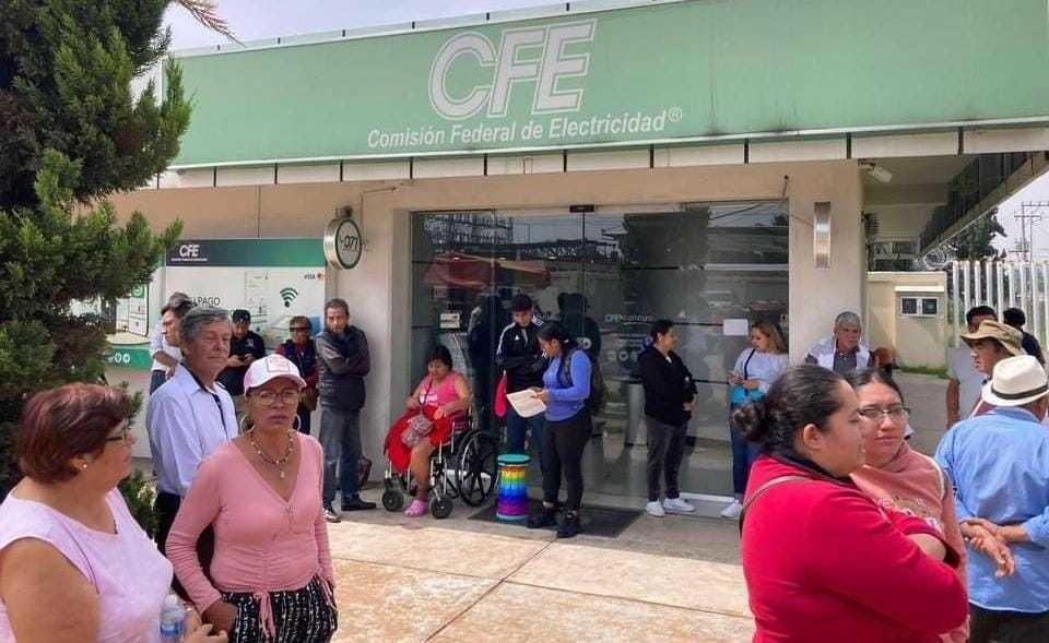 Vecinos de Cuautitlán protestan por fallas en el servicio de energía eléctrica