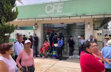 Vecinos de Cuautitlán protestan por fallas en el servicio de energía eléctrica