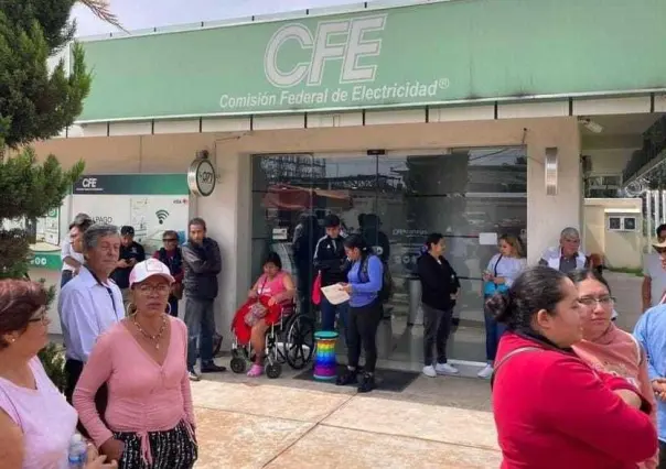 Vecinos de Cuautitlán protestan por fallas en el servicio de energía eléctrica