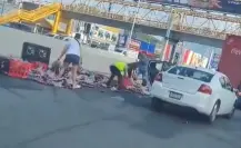 Volcadura de tráiler provoca rapiña de refrescos en Monterrey