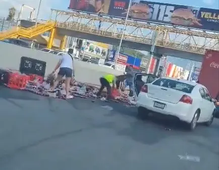 Volcadura de tráiler provoca rapiña de refrescos en Monterrey