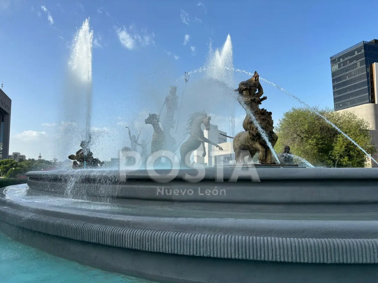 Se apreció a varios infantes que junto a sus tutores se bañaban en la Fuente de Neptuno. Foto POSTA.