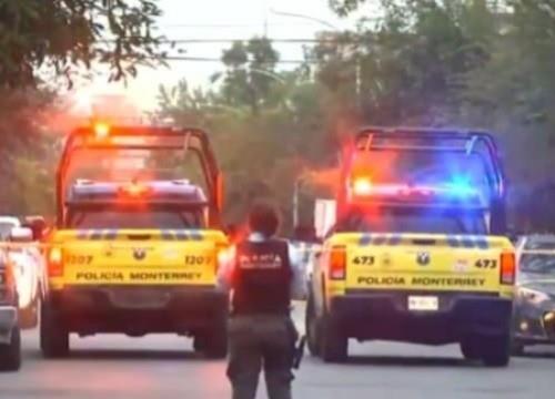 Patrullas de la policía de Monterrey tras darse a conocer el hecho. Foto: Al Día N.L.