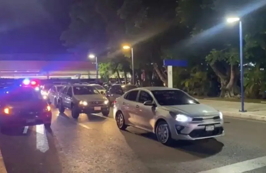 Los conductores de Uber protestando con sus unidades en la entrada del aeropuerto. Foto: La Jornada