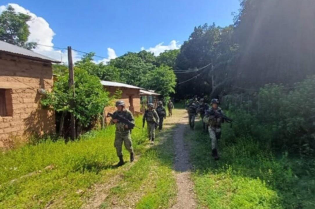 Las autoridades de la Sedena llevando a cabo un operativo de seguridad en la comunidad. Foto: Noticias en la Mira con Lourdes Mendoza