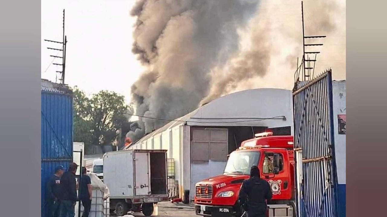 Incendio en Tultitlán: Bomberos controlan las llamas. Foto: RRSS