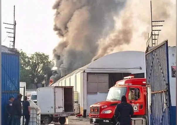 Incendio en Tultitlán: Bomberos controlan las llamas (VIDEO)