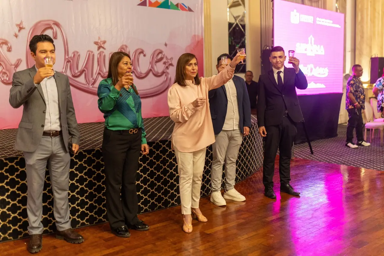 Las jóvenes y sus familias asistieron a una Misa de Acción de Gracias en la Parroquia Nuestra Señora de Guadalupe, y luego disfrutaron de una cena y baile en el salón de eventos Palacio Real. Foto: Especial.