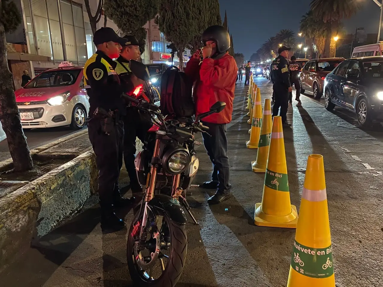 Policías realizando alcoholímetro en la capital del país. Foto: Gobierno CDMX