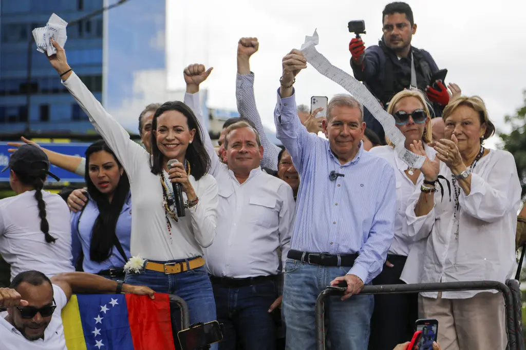 candidato opositor Edmundo González sostienen actas de votación desde lo alto de un camión durante una protesta contra los resultados oficiales de las elecciones presidenciales de las que fue declarado ganador el presidente Nicolás Maduro en Caracas, Venez