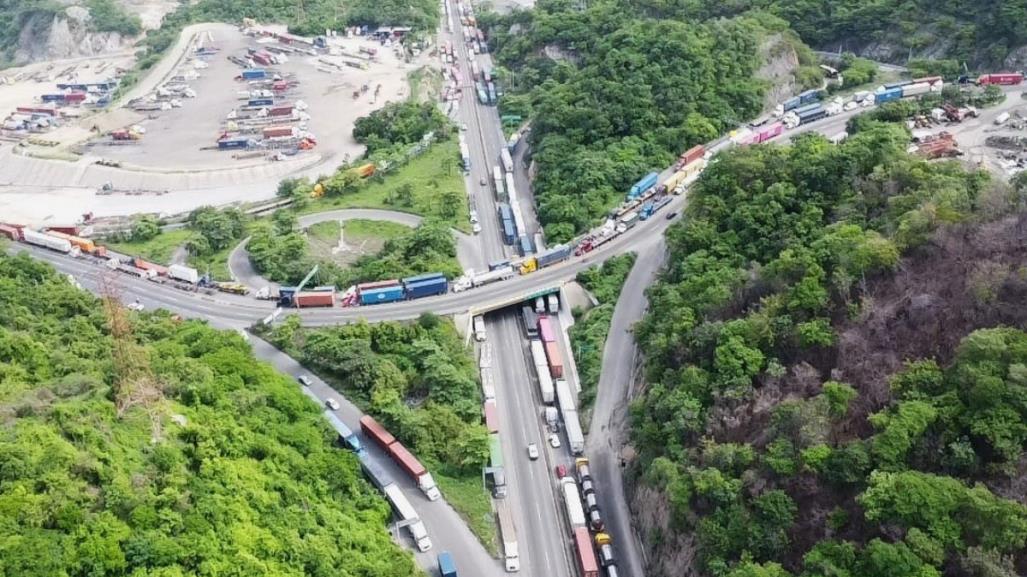 Transportistas de Manzanillo reciben víveres tras permanecer 24 horas varados