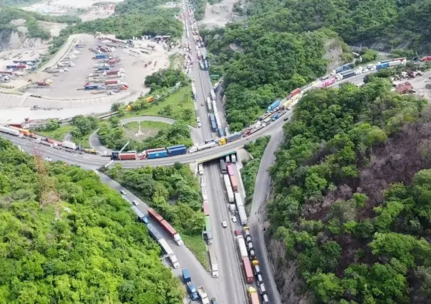 Transportistas de Manzanillo reciben víveres tras permanecer 24 horas varados