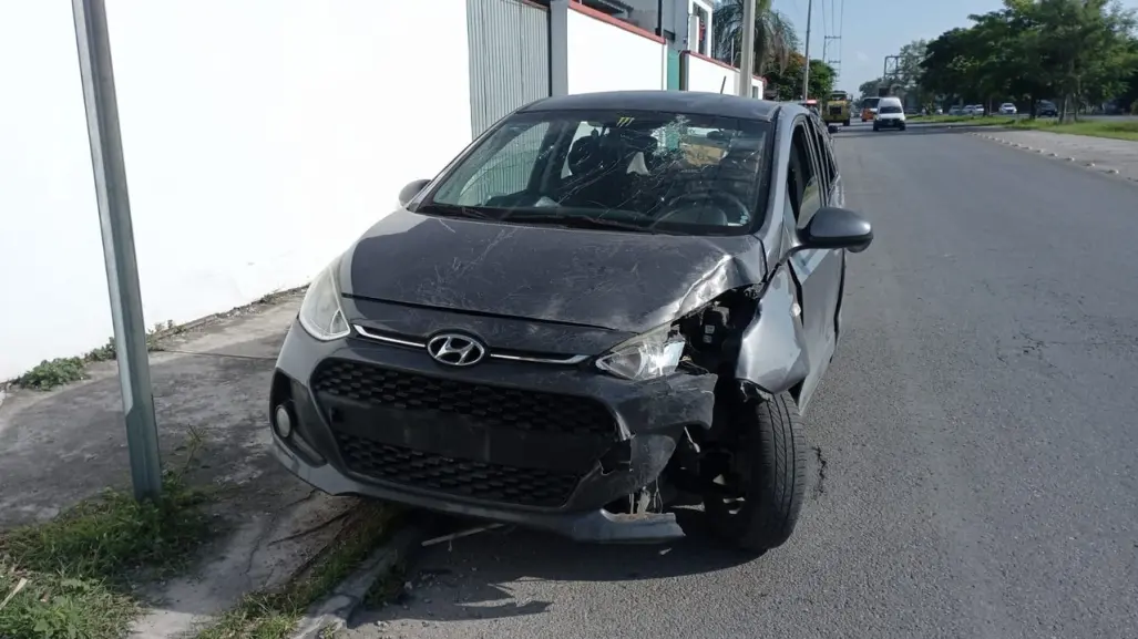 Taxista de plataforma sobrevive a aparatoso accidente en el periférico de Mérida