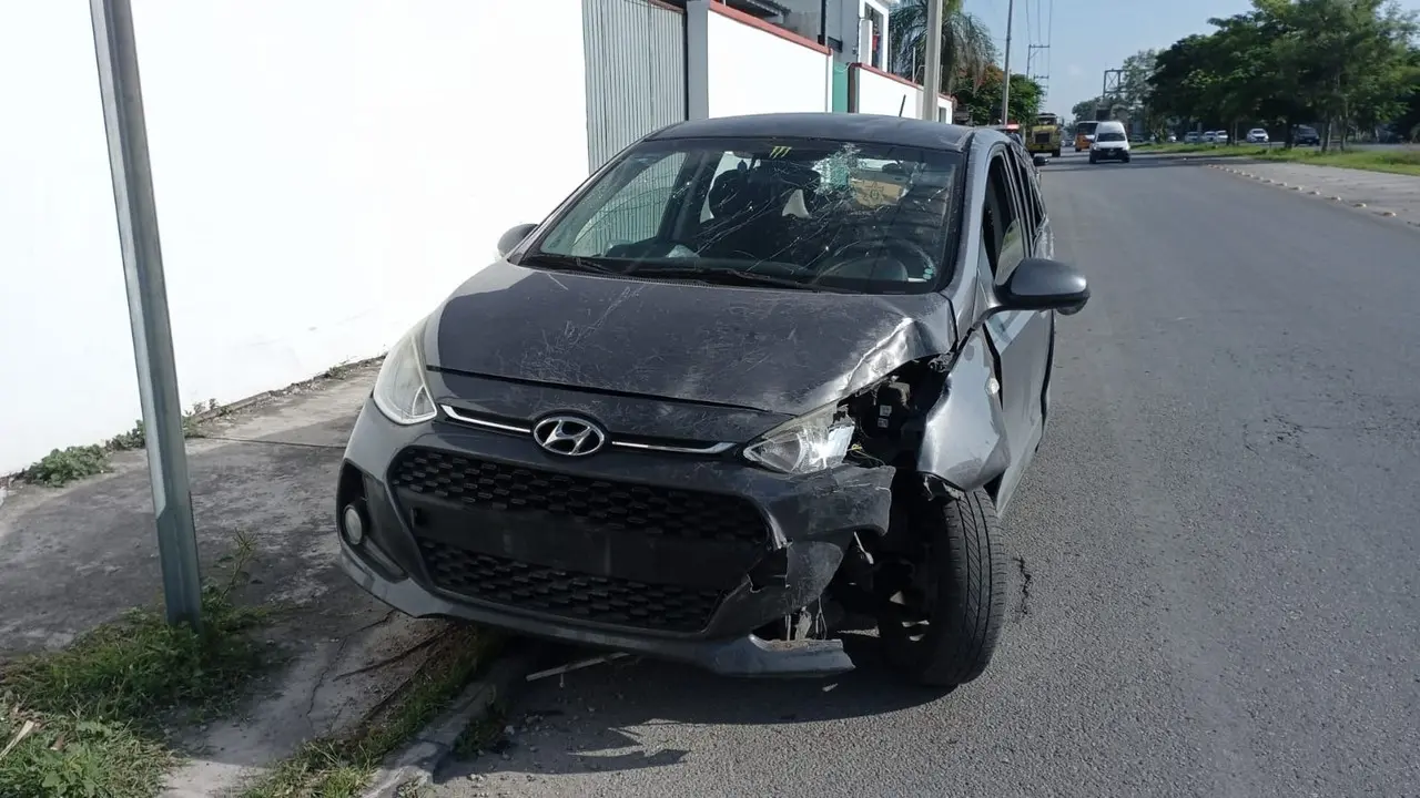 El automóvil compacto terminó con graves daños; el conductor no presentó herida graves Foto: Redes