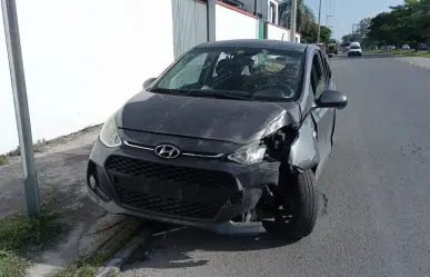 Taxista de plataforma sobrevive a aparatoso accidente en el periférico de Mérida