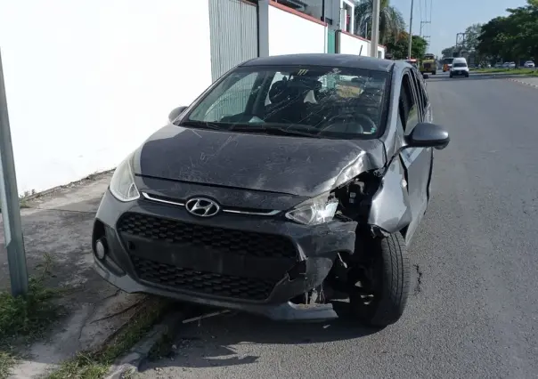 Taxista de plataforma sobrevive a aparatoso accidente en el periférico de Mérida