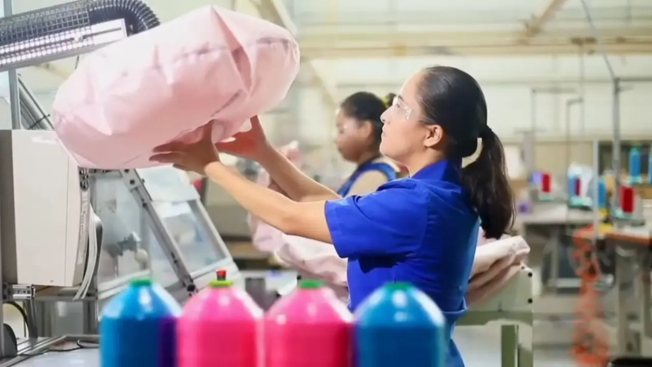 Una mujer realizando sus labores cotidianas. Foto: Captura de pantalla.