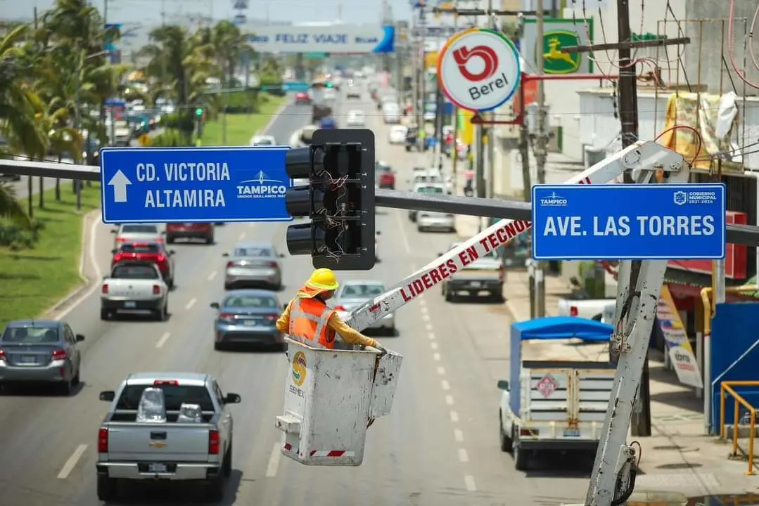 Se lleva a cabo los trabajos de reposición de semáforos. Foto: municipio de Tampico