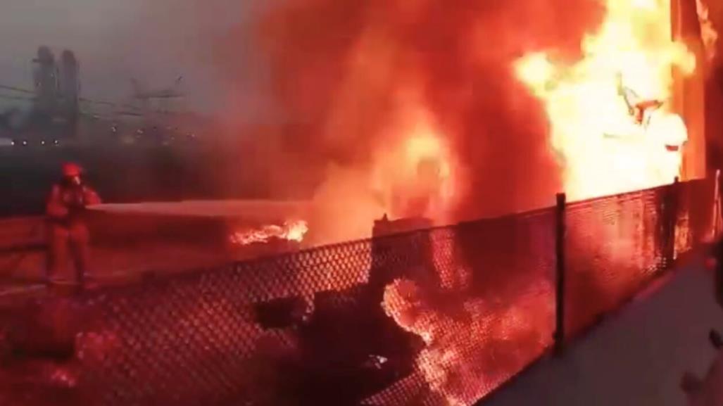 Tráiler incendiado sobre la Autopista Saltillo-Monterrey paraliza el tráfico