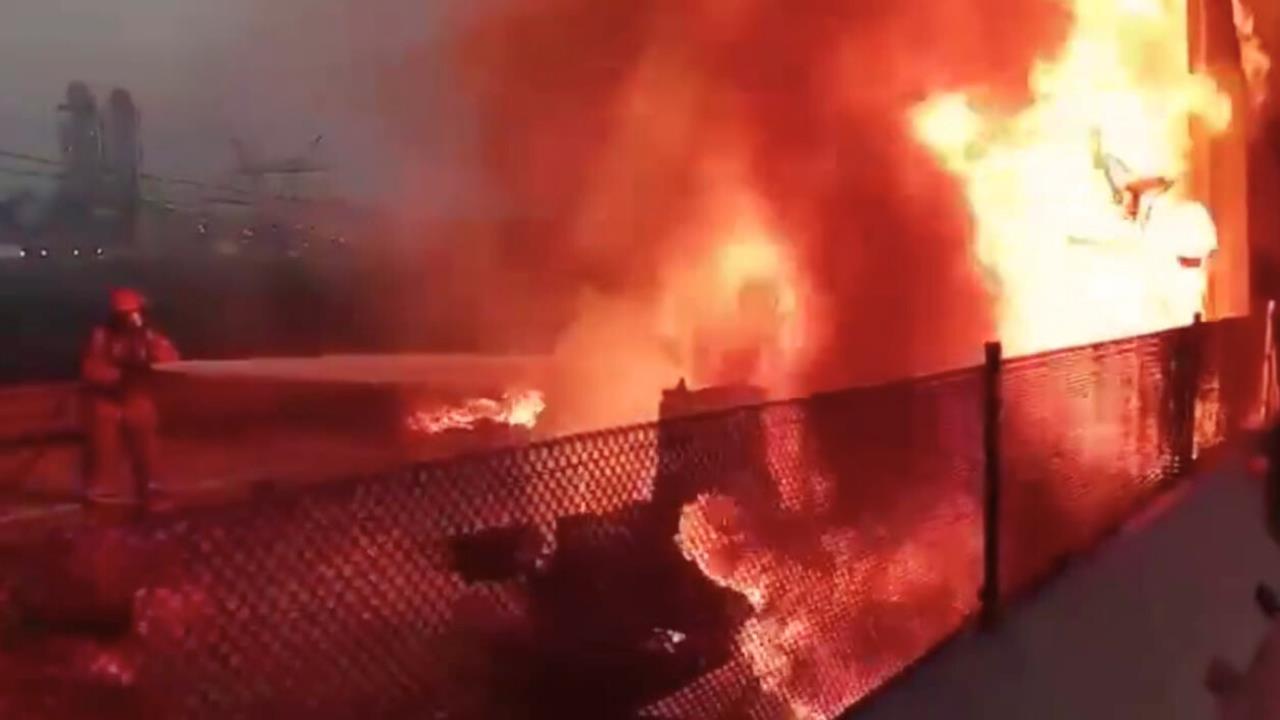 Bomberos sofocando el incendio en la autopista / Foto: Redes Sociales