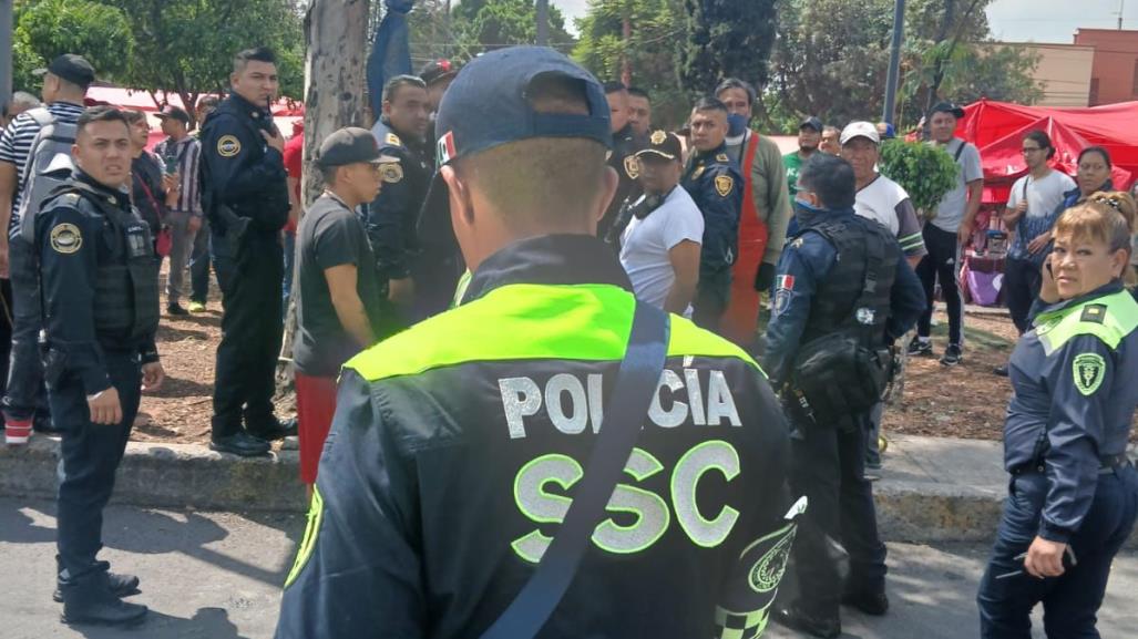 Intentan linchar comerciantes de Coyoacán a ladrón, policías lo rescatan