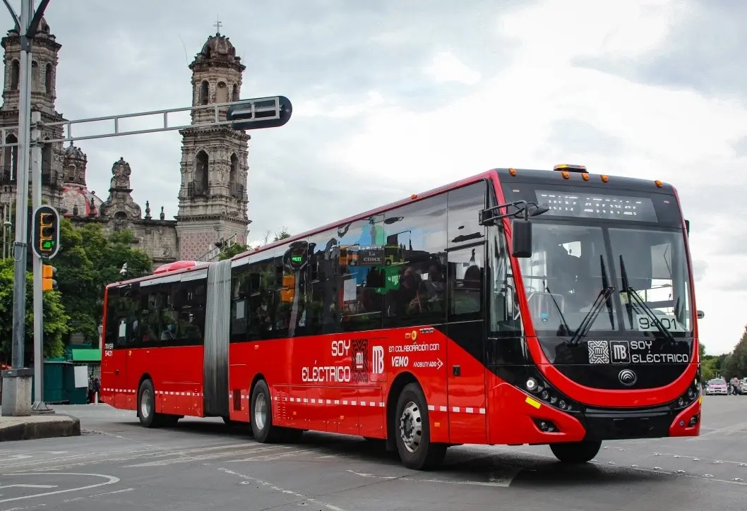 Metrobús frente a Iglesia de San Hipólito. Foto: FB La Red de la CDMX