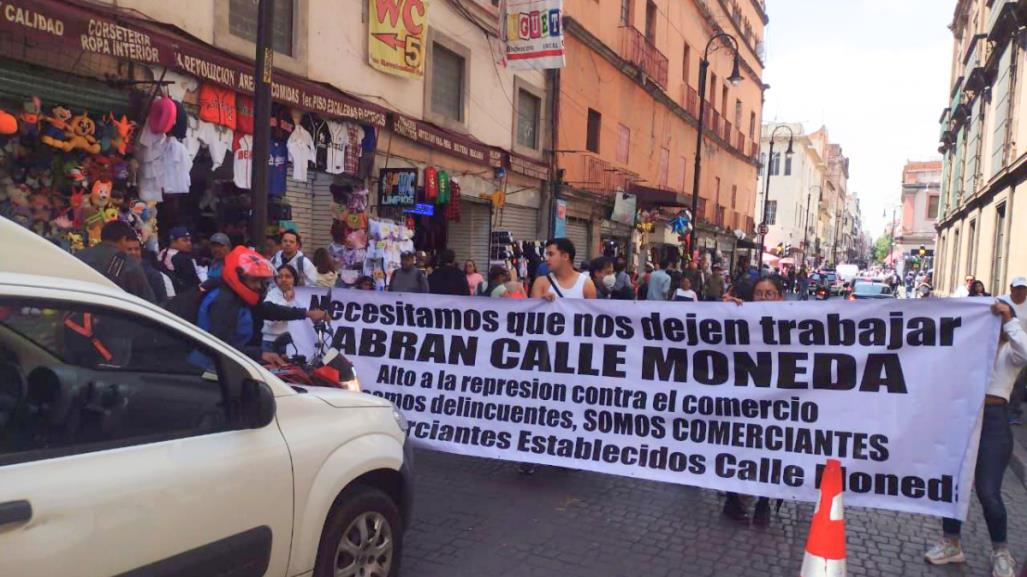 Locatarios y ambulantes se unen y protestan exigiendo reapertura de Moneda 