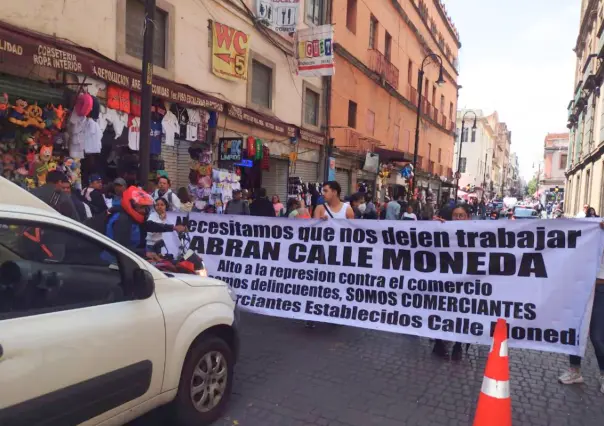 Locatarios y ambulantes se unen y protestan exigiendo reapertura de Moneda 