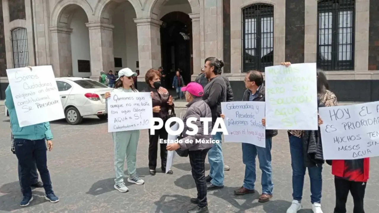 Los vecinos exigieron una solución al problema del agua como prioridad. Foto: Alberto Dzib