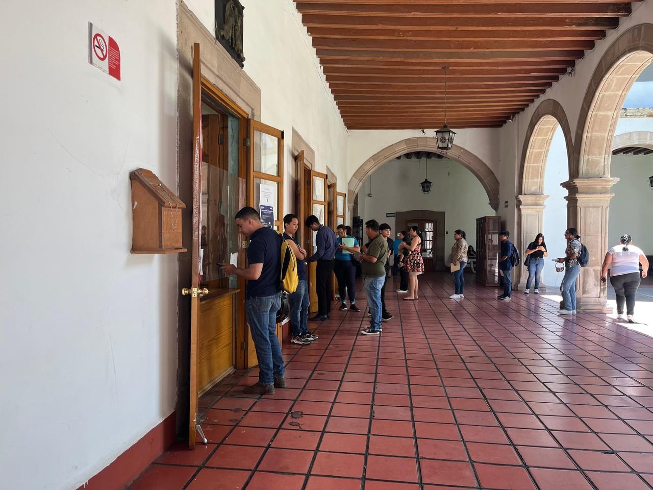 Alumnos de la UJED se preparan para iniciar un nuevo semestre. Foto: Isaura Retana.