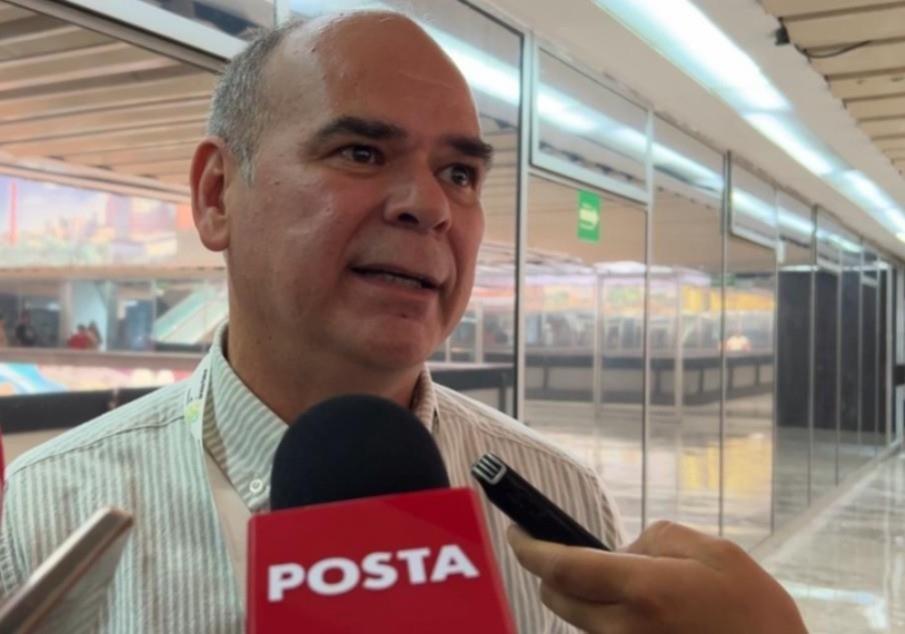 José Santos Valdés en entrevista con los medios en la alcaldía de Monterrey. Foto: Armando Galicia.