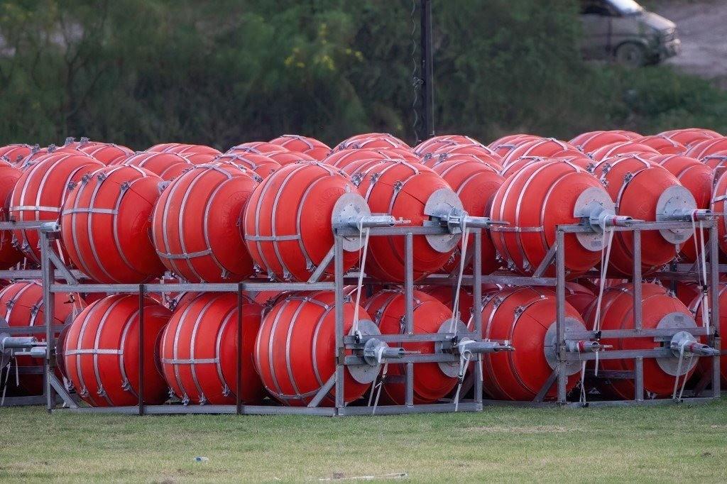 Las boyas que se han usado en el río que límita a Texas con Estados Unidos. Foto: MUNDIARIO.