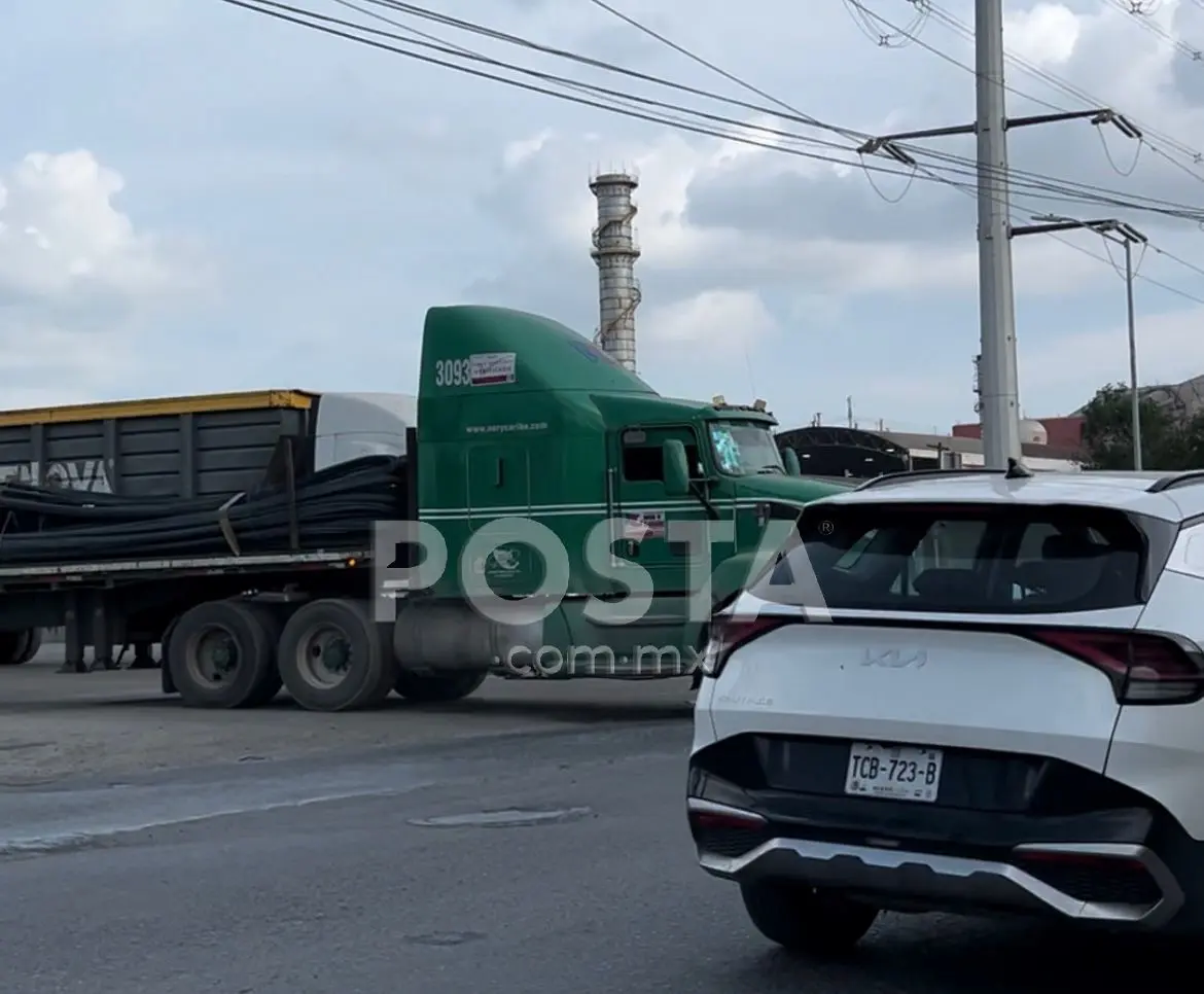 Un tráiler de carga cometiendo un accidente vial en San Nicolás de los Garza. Foto: Rosy Sandoval.