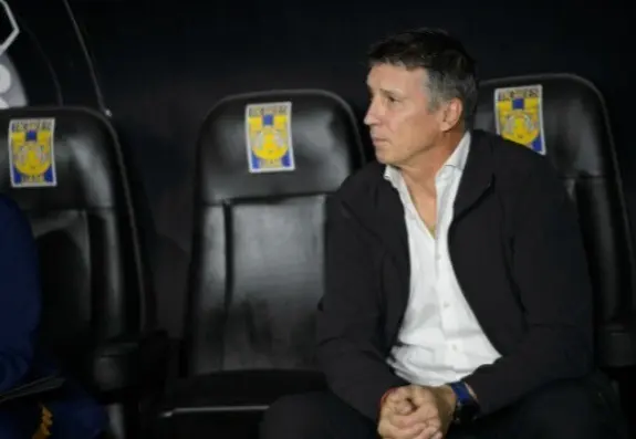 Robert Dante Siboldi en la banca del club Tigres en el estadio Universitario. Foto: POSTA Deportes.