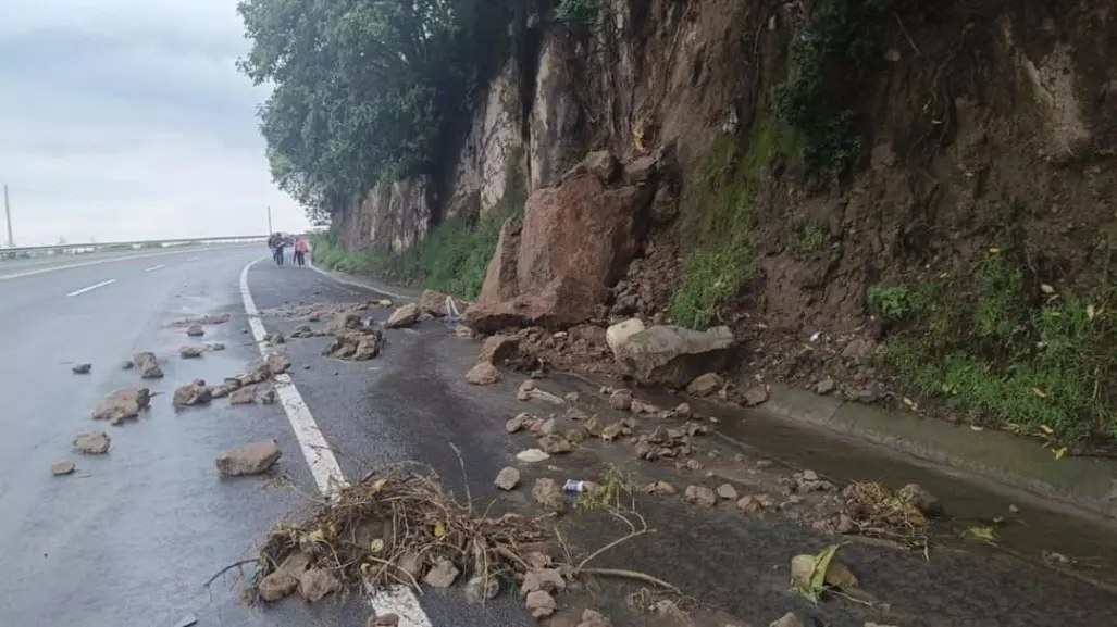 Deslave en Xonacatlán afecta carretera Toluca-Naucalpan