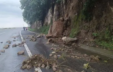 Deslave en Xonacatlán afecta carretera Toluca-Naucalpan